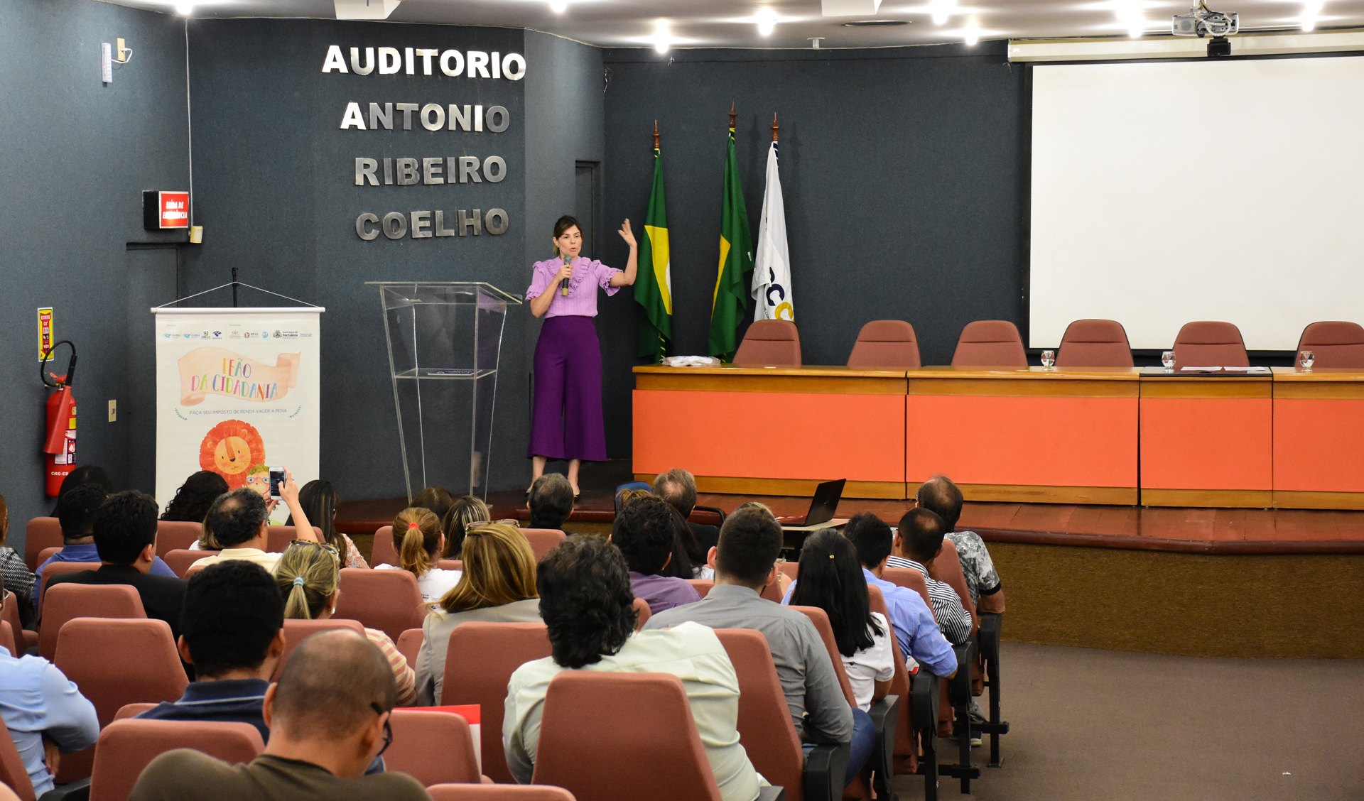 primeira-dama carol bezerra fala no auditório do CRC